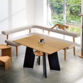 Bàn ăn gia đình có chỗ dành riêng cho mèo